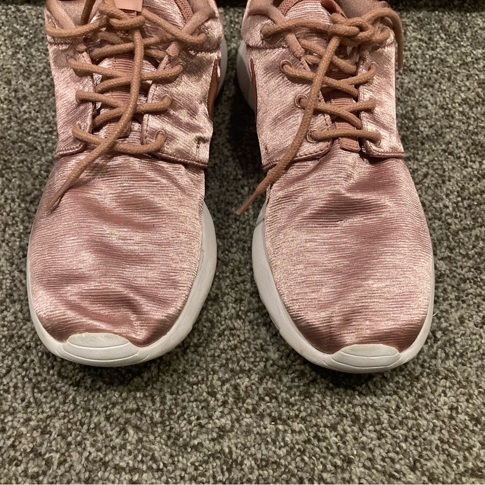 Size 8 Women's Nike Roshe One ORM Sneakers 833928-601 Rust Pink/Rush Pink/White - Picture 4 of 7